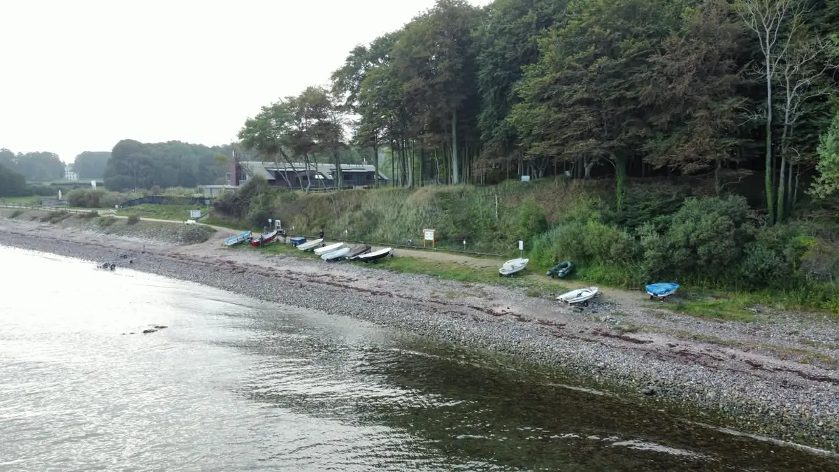 Strandliegeplätze am Eitz: Kleinboote der Mitglieder vor dem Vereinshaus